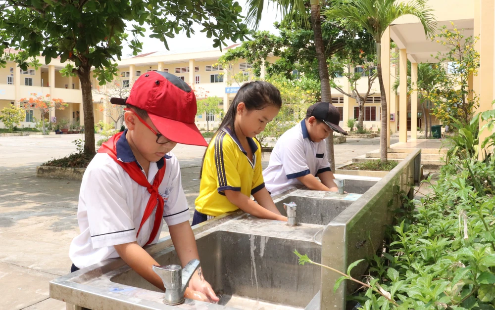 Học sinh Trường Tiểu học Lý Nhơn trong niềm vui có nước sạch