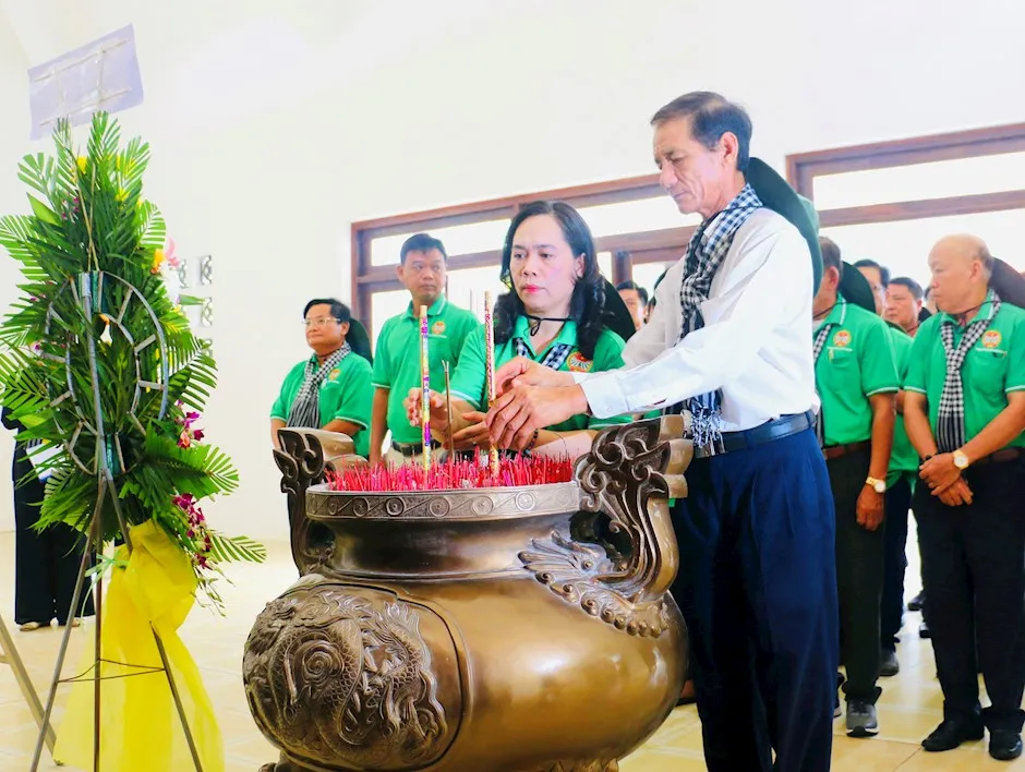Đồng chí Nguyễn Thanh Xuân cùng các đại biểu dâng hương tưởng niệm các anh hùng liệt sĩ tại Bia truyền thống cơ quan Hội Nông dân Giải phóng miền Nam. Ảnh: HCMCPV Đồng chí Nguyễn Thanh Xuân cùng các đại biểu dâng hương tưởng niệm các anh hùng liệt sĩ tại Bia truyền thống cơ quan Hội Nông dân Giải phóng miền Nam. Ảnh: HCMCPV