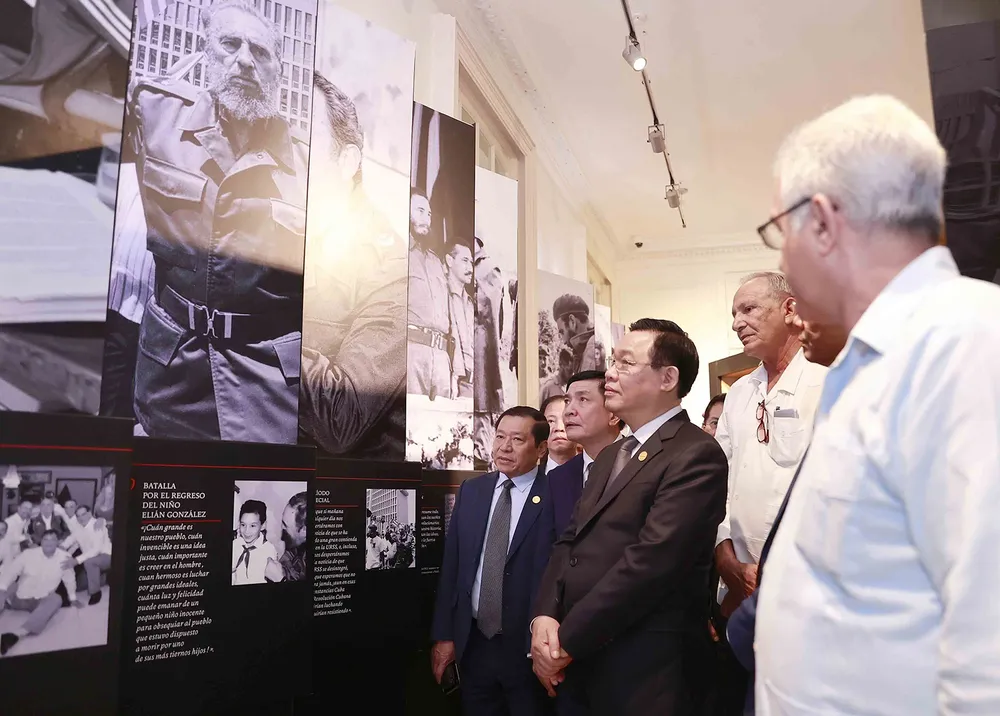 Chủ tịch Quốc hội Vương Đình Huệ tham quan phòng truyền thống tại Trung tâm Fidel Castro Ruz. Ảnh: TTXVN