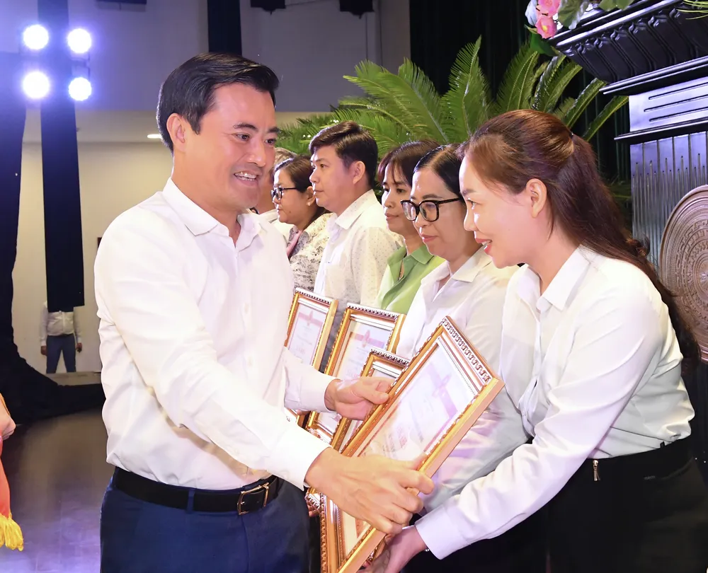 Phó Chủ tịch UBND TPHCM Bùi Xuân Cường tặng bằng khen cho chủ tịch UBND phường, xã, thị trấn. Ảnh: VIỆT DŨNG Phó Chủ tịch UBND TPHCM Bùi Xuân Cường tặng bằng khen cho chủ tịch UBND phường, xã, thị trấn. Ảnh: VIỆT DŨNG