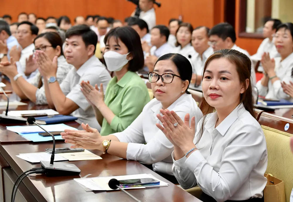 Các đồng chí chủ tịch phường, xã, thị trấn tại hội nghị. Ảnh: VIỆT DŨNG