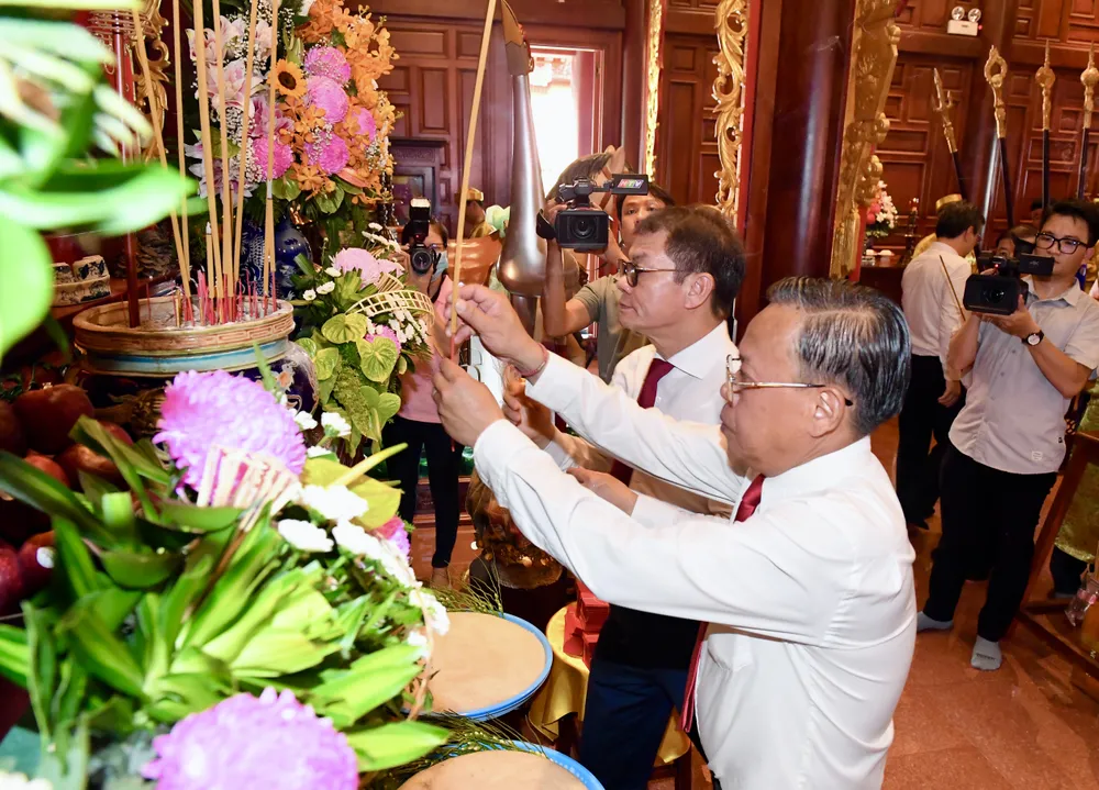 Các đại biểu dâng hương tại đình thần An Khánh. Ảnh: VIỆT DŨNG