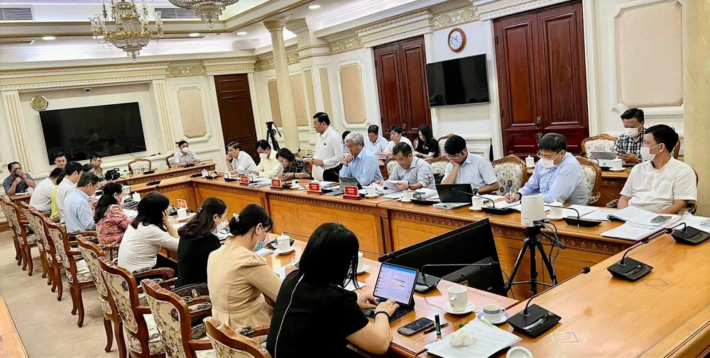 Giám đốc Sở TN-MT Nguyễn Toàn Thắng báo cáo với Đoàn giám sát