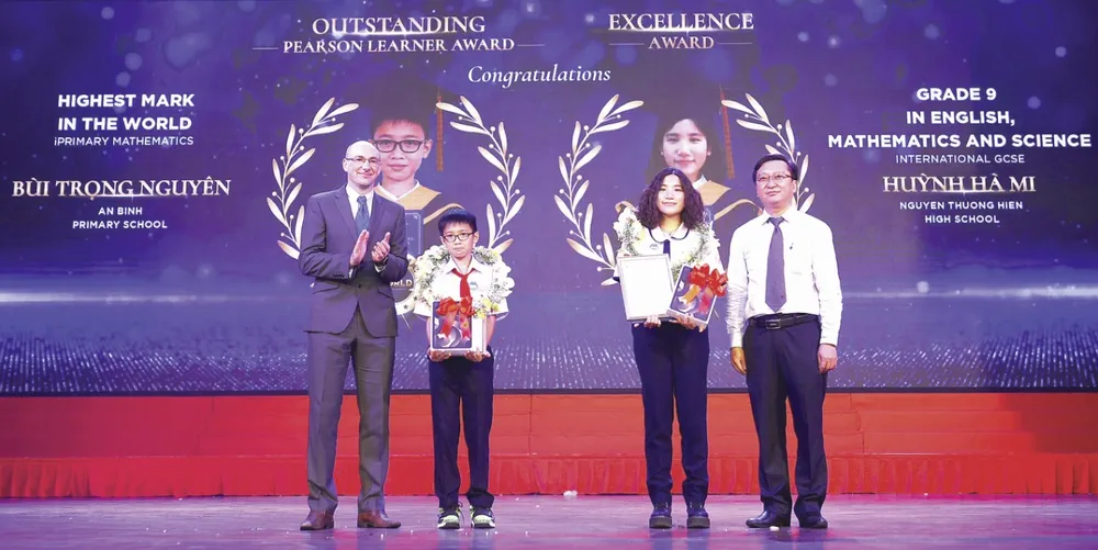 Lãnh đạo Sở GD-ĐT TPHCM và Tập đoàn Giáo dục Pearson (Anh quốc) trao chứng chỉ cho em Bùi Trọng Nguyên và Huỳnh Hà Mi đạt kết quả cao tại kỳ thi chứng chỉ phổ thông quốc tế Pearson Edexcel 2022 Lãnh đạo Sở GD-ĐT TPHCM và Tập đoàn Giáo dục Pearson (Anh quốc) trao chứng chỉ cho em Bùi Trọng Nguyên và Huỳnh Hà Mi đạt kết quả cao tại kỳ thi chứng chỉ phổ thông quốc tế Pearson Edexcel 2022