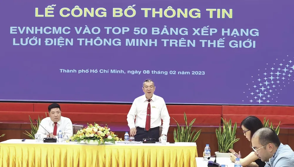 Ông Nguyễn Văn Thanh, Tổng Giám đốc EVNHCMC, công bố thông tin EVNHCMC vào tốp 50 bảng xếp hạng lưới điện thông minh trên thế giới