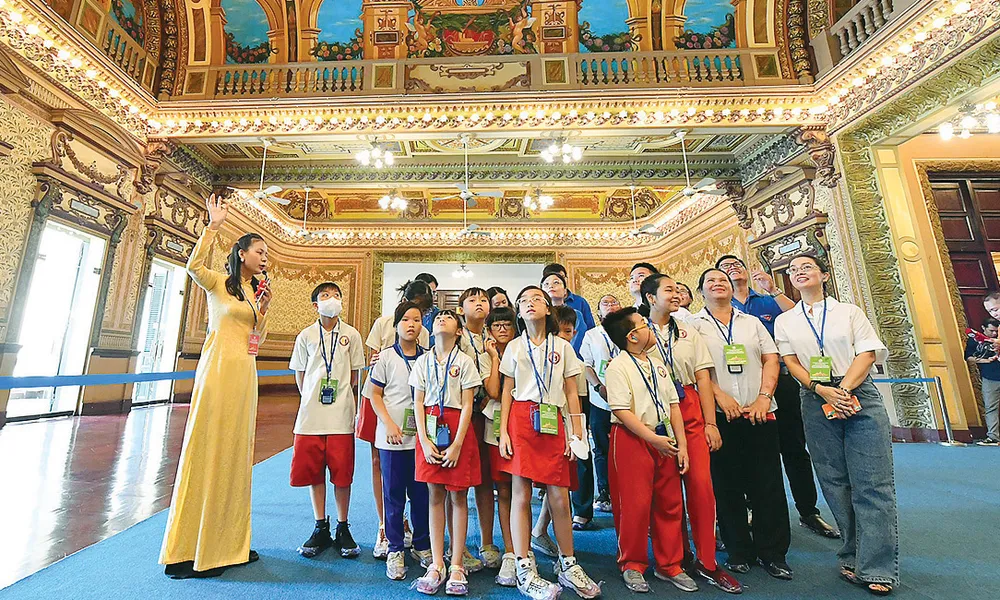 Du khách tham quan Di tích kiến trúc nghệ thuật cấp quốc gia Trụ sở HĐND - UBND TPHCM. Ảnh: VIỆT DŨNG Du khách tham quan Di tích kiến trúc nghệ thuật cấp quốc gia Trụ sở HĐND - UBND TPHCM. Ảnh: VIỆT DŨNG