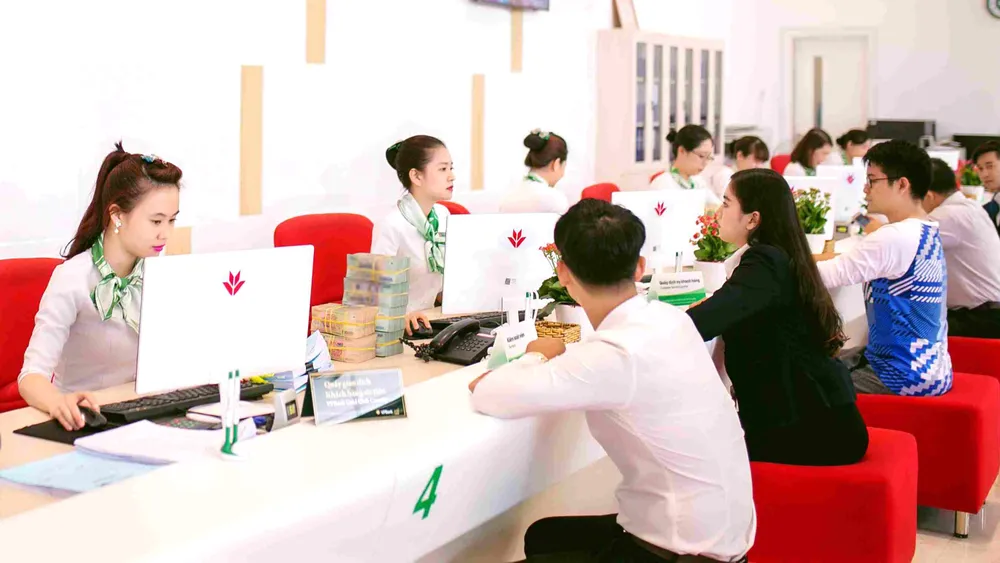 Giao dịch tại một ngân hàng ở TPHCM. Ảnh: MINH HUY Giao dịch tại một ngân hàng ở TPHCM. Ảnh: MINH HUY