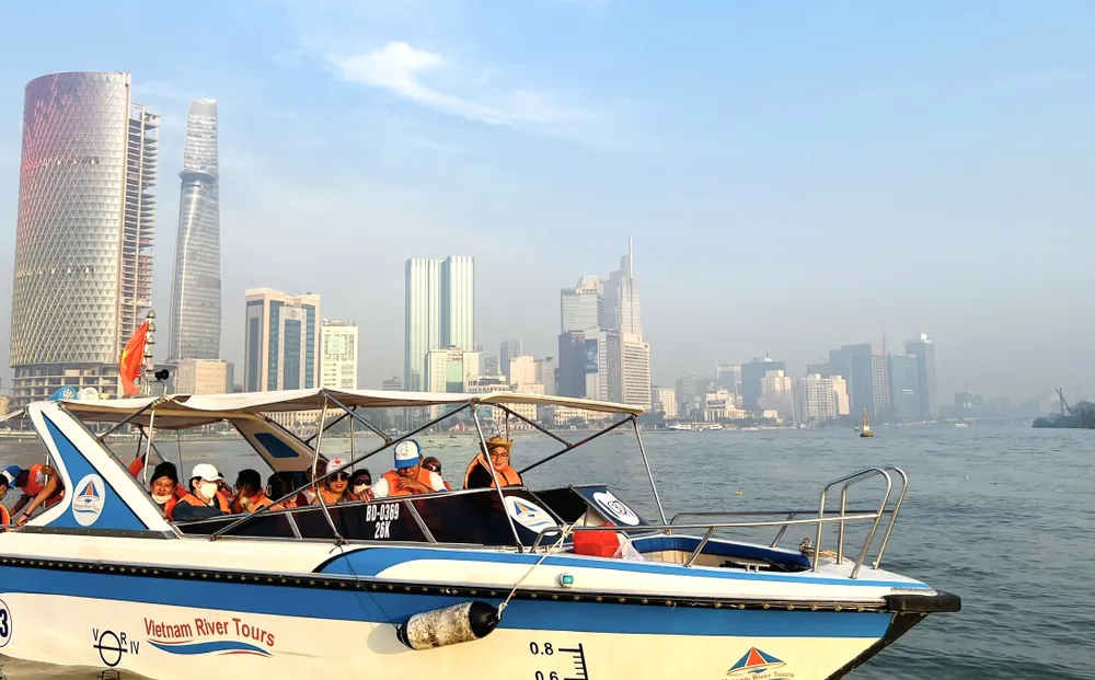 Khách du ngoạn sông Sài Gòn Khách du ngoạn sông Sài Gòn