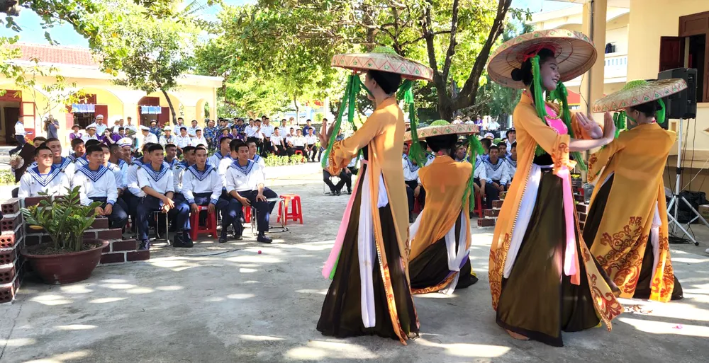 Các nghệ sĩ Nhà hát ca múa nhạc dân tộc Bông Sen phục vụ các chiến sĩ hải đảo Các nghệ sĩ Nhà hát ca múa nhạc dân tộc Bông Sen phục vụ các chiến sĩ hải đảo