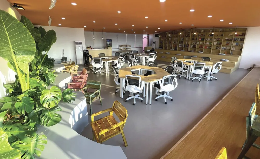 Thư viện đảm bảo ánh sáng và không gian học tập mở dành cho sinh viên