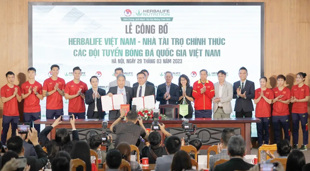 Lễ công bố Herbalife Việt Nam trở thành nhà tài trợ chính thức cho các đội tuyển bóng đá quốc gia Việt Nam diễn ra tại trụ sở VFF Lễ công bố Herbalife Việt Nam trở thành nhà tài trợ chính thức cho các đội tuyển bóng đá quốc gia Việt Nam diễn ra tại trụ sở VFF