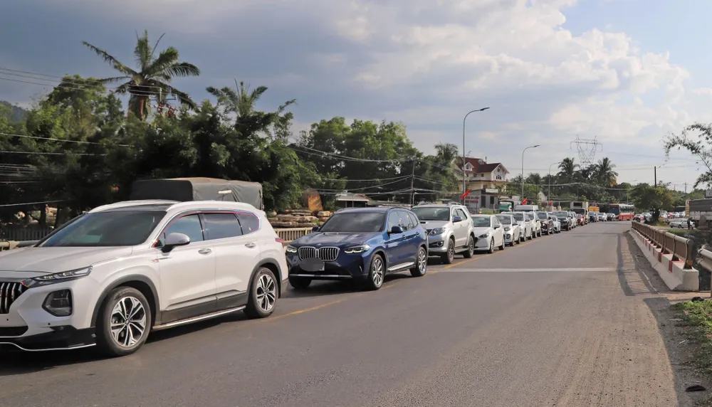 Xe ùn tắc từ hai đầu đèo Bảo Lộc Xe ùn tắc từ hai đầu đèo Bảo Lộc