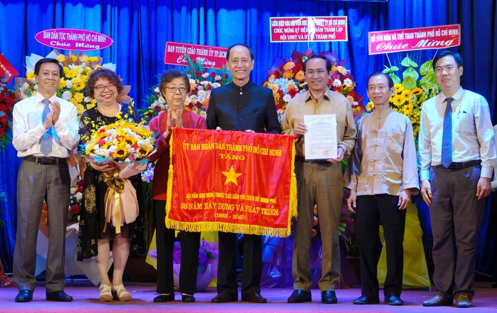 Phó Trưởng Ban Tuyên giáo Thành ủy TPHCM Nguyễn Thọ Truyền trao cờ truyền thống cho Ban chấp hành Hội VHNT các dân tộc thiểu số TPHCM