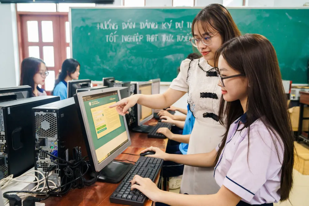 Giáo viên Trung tâm Giáo dục phổ thông (Trường ĐH Công thương TPHCM) hướng dẫn học sinh đăng ký thi tốt nghiệp THPT năm 2023