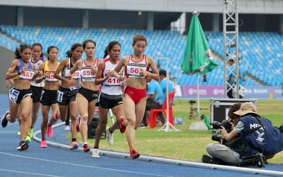 Nguyễn Thị Oanh (dẫn đầu) đoạt HCV 10.000m nữ tại SEA Games 32. Ảnh: DŨNG PHƯƠNG