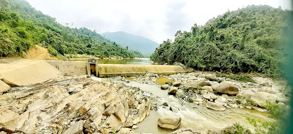 Mực nước hồ thủy điện An Điềm (Quảng Nam) xuống thấp. Ảnh: HOÀNG NGỌC