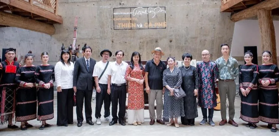 Đại diện sở VH-TT-DL Đắk Lắk, gia đình nhạc sĩ Trịnh Công Sơn, các chuyên gia và khách mời tham dự triển lãm