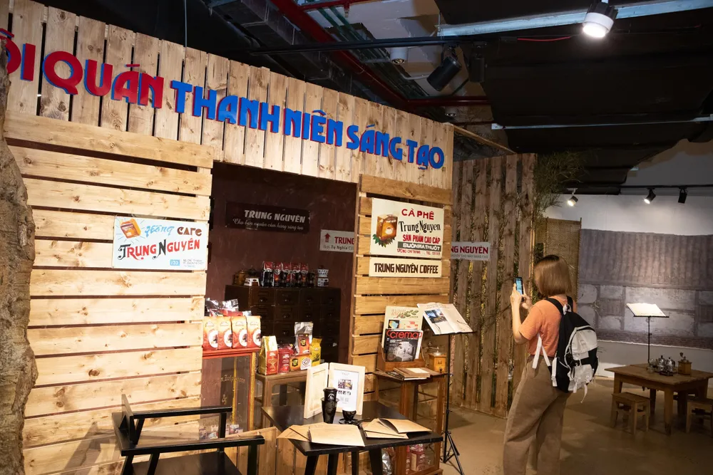 Khách mời trong chương trình tham quan không gian trưng bày tại triển lãm