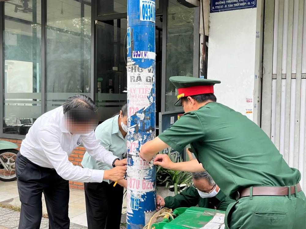 Các đơn vị ra quân bóc xóa các sản phẩm quảng cáo sai quy định ở quận 12 Các đơn vị ra quân bóc xóa các sản phẩm quảng cáo sai quy định ở quận 12