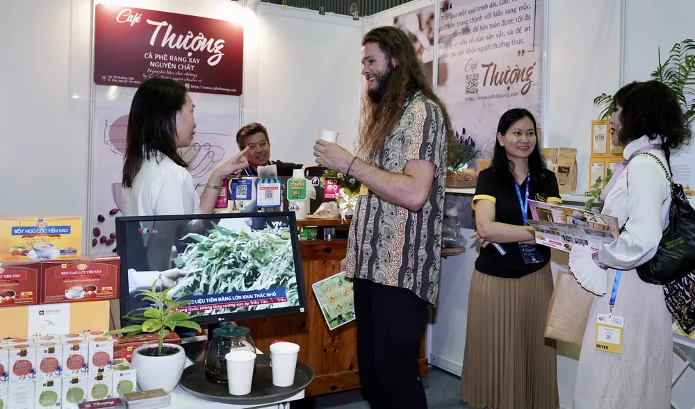 Đại diện các doanh nghiệp tham quan gian hàng tại Diễn đàn và hội chợ xuất khẩu TPHCM 2023. Ảnh: HOÀNG HÙNG Đại diện các doanh nghiệp tham quan gian hàng tại Diễn đàn và hội chợ xuất khẩu TPHCM 2023. Ảnh: HOÀNG HÙNG