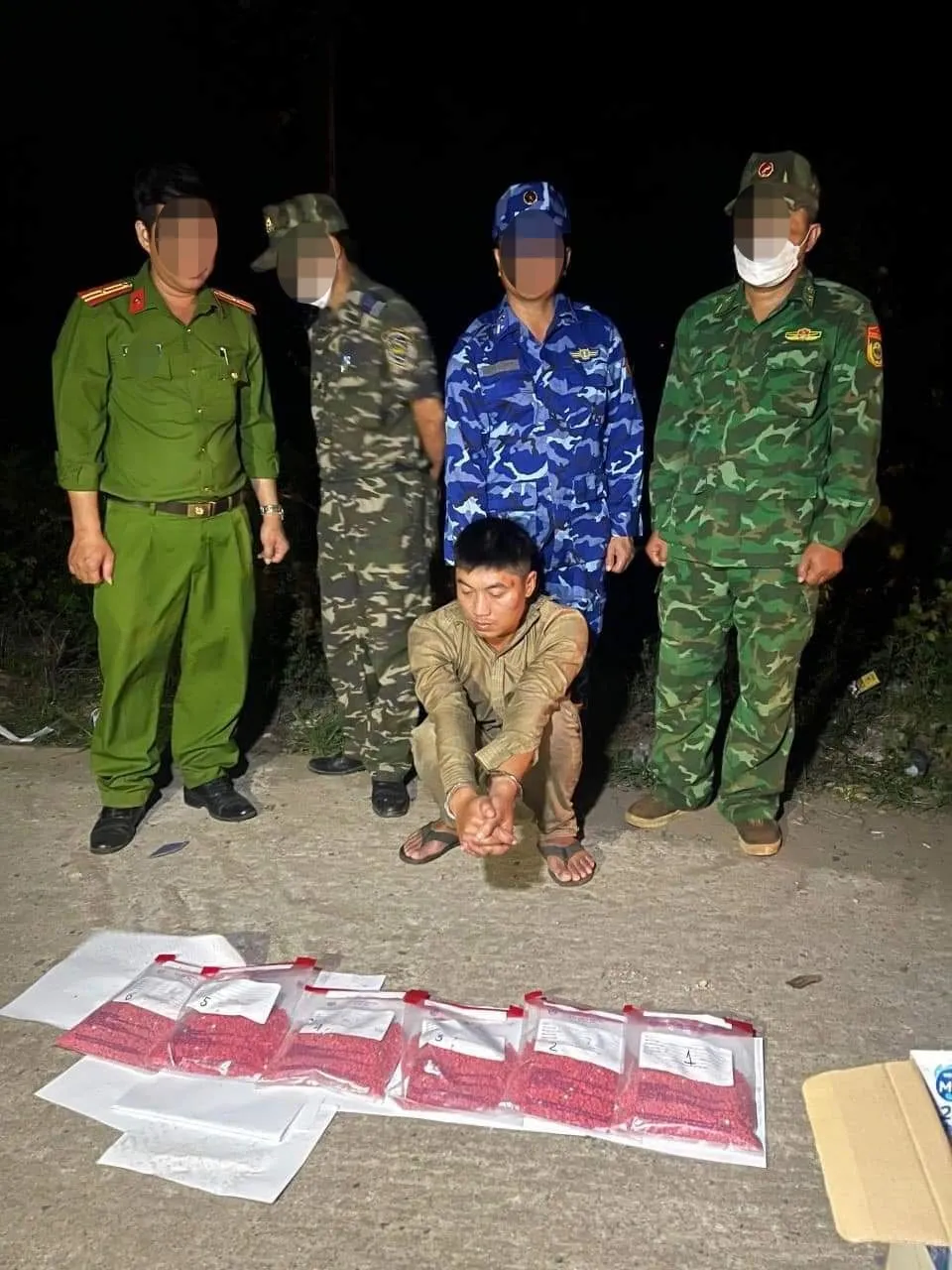 Cơ quan chức năng bắt giữ đối tượng Vương cùng số lượng lớn ma túy Cơ quan chức năng bắt giữ đối tượng Vương cùng số lượng lớn ma túy