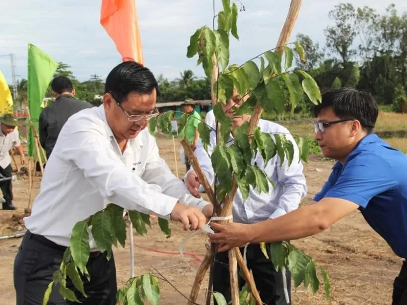 Đại diện Syngenta Việt Nam cùng bà con nông dân và chính quyền địa phương trồng cây tại Cần Thơ Đại diện Syngenta Việt Nam cùng bà con nông dân và chính quyền địa phương trồng cây tại Cần Thơ