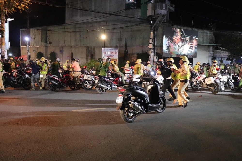 Tình huống trấn áp, bắt giữ đối tượng chạy xe lạng lách, gây rối trật tự công cộng