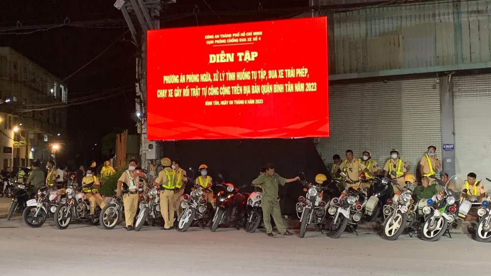 Lực lượng cảnh sát giao thông thuộc Cụm phòng chống đua xe số 4 tham gia diễn tập