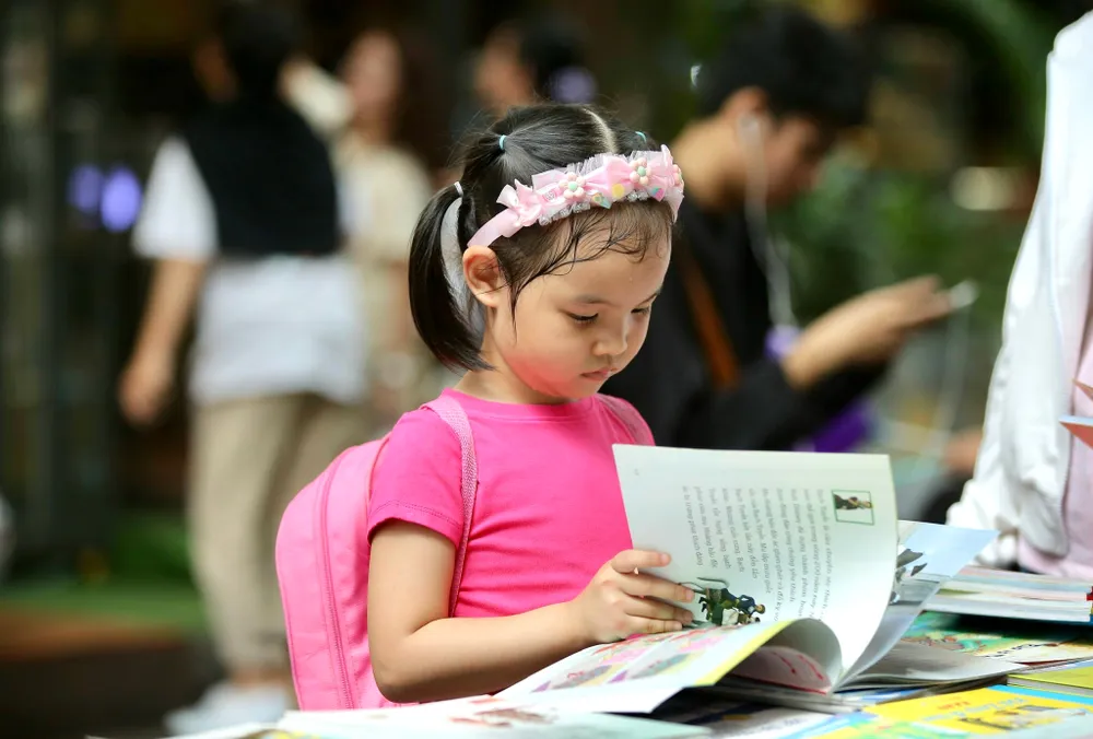 Các bậc phụ huynh nên cho trẻ đọc sách thay vì chơi với các thiết bị điện tử. Ảnh: DŨNG PHƯƠNG Các bậc phụ huynh nên cho trẻ đọc sách thay vì chơi với các thiết bị điện tử. Ảnh: DŨNG PHƯƠNG