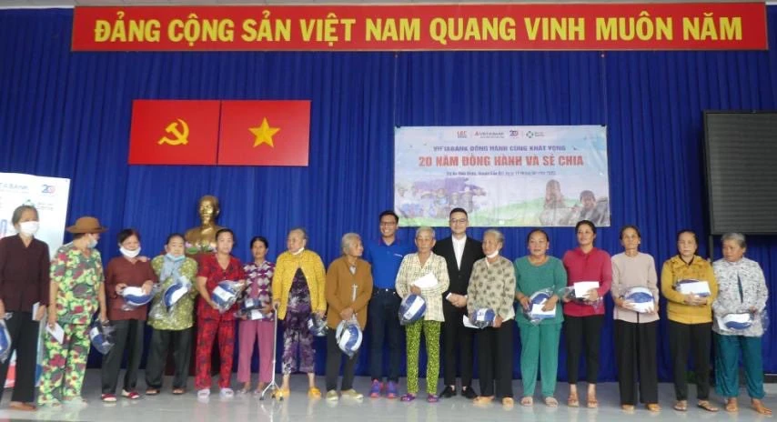 Đại diện lãnh đạo VietAbank và Bệnh viện Sante tặng quà người già neo đơn có hoàn cảnh khó khăn