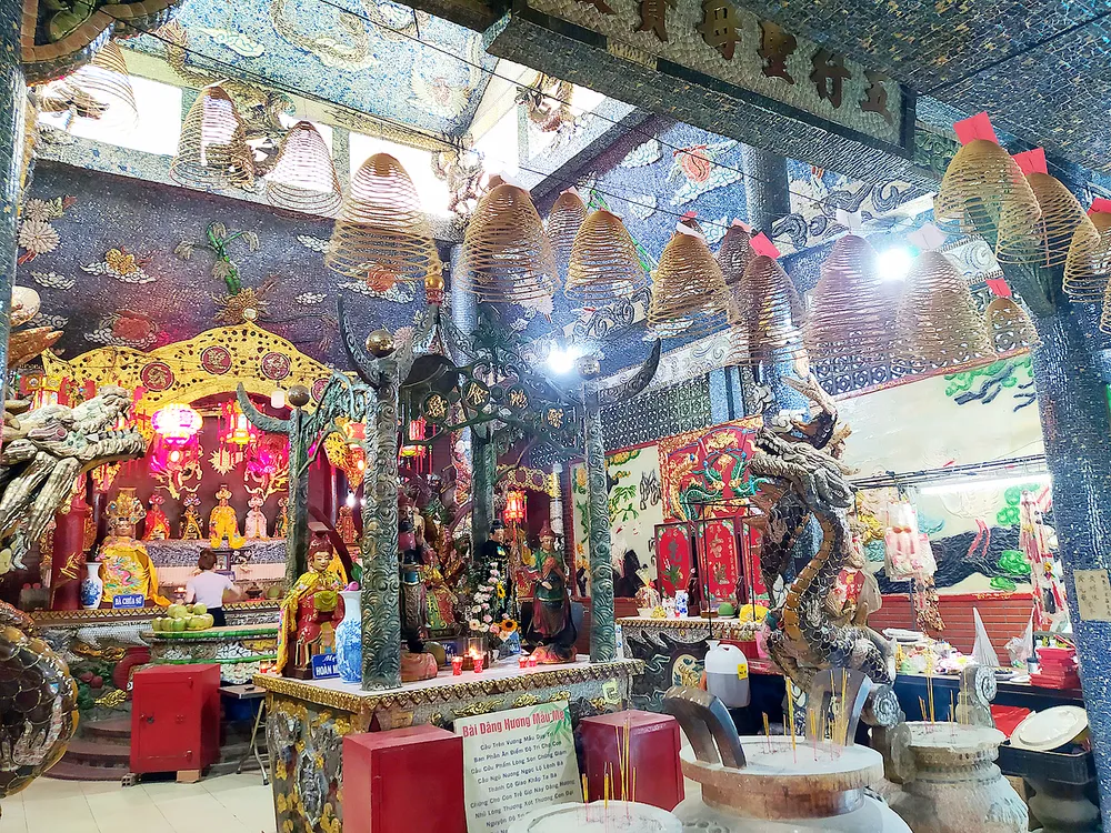 Khu vực thờ chính điện của Miếu Nổi