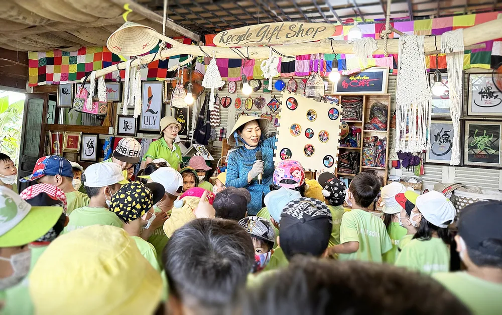 Đoàn học sinh tiểu học, mầm non đến Vườn tái chế - NNC bổ sung kiến thức về bảo vệ môi trường Đoàn học sinh tiểu học, mầm non đến Vườn tái chế - NNC bổ sung kiến thức về bảo vệ môi trường