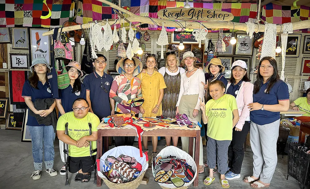 Các du khách trong nước và nước ngoài đến tham quan, trải nghiệm Các du khách trong nước và nước ngoài đến tham quan, trải nghiệm