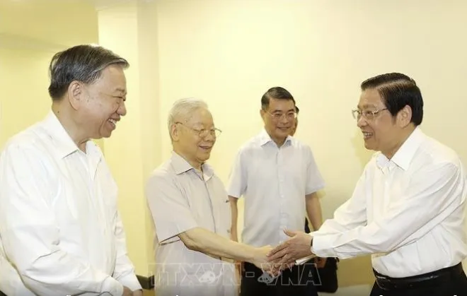 Tổng Bí thư Nguyễn Phú Trọng với các đồng chí lãnh đạo Đảng, Nhà nước và đại biểu dự hội nghị. Ảnh: TTXVN