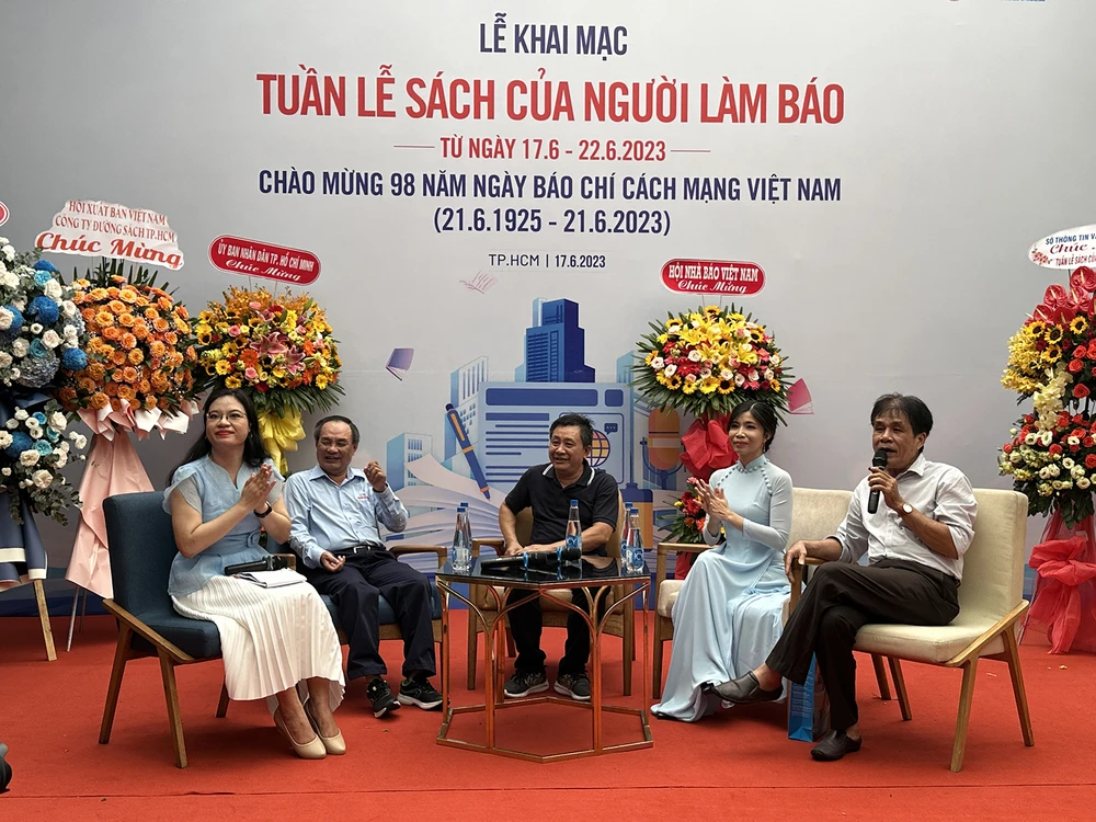 Các nhà báo Lê Minh Quốc, Bùi Tiểu Quyên, Lại Văn Long và Bùi Phan Thảo (từ phải qua trái) tham gia giao lưu tại Tuần lễ sách của người làm báo