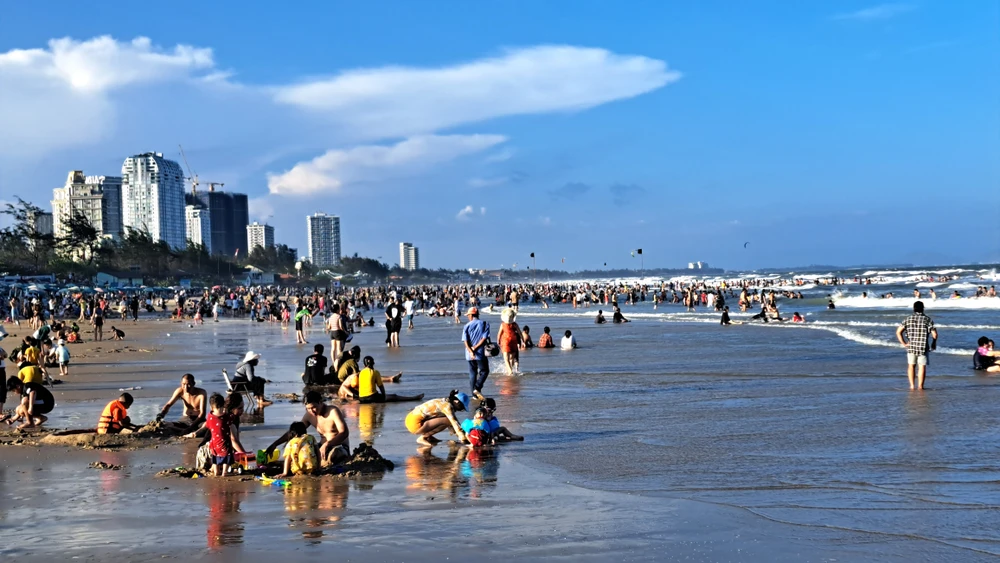 Khách tắm biển tại Bãi Sau, TP Vũng Tàu