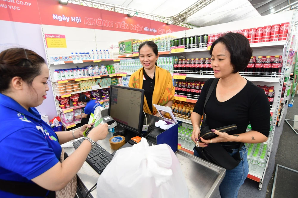 Khách hàng thanh toán không tiền mặt tại các điểm mua sắm