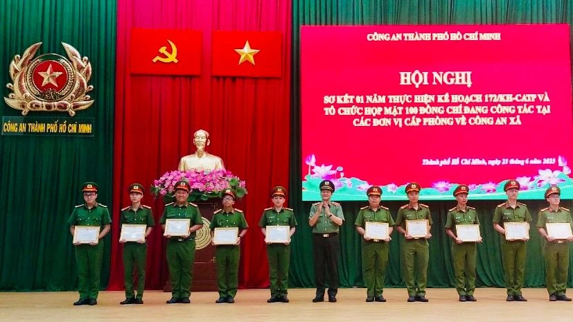 Thiếu tướng Lê Hồng Nam trao tặng giấy khen cho 19 cá nhân tiêu biểu, xuất sắc hoàn thành nhiệm vụ khi được tăng cường về công an xã