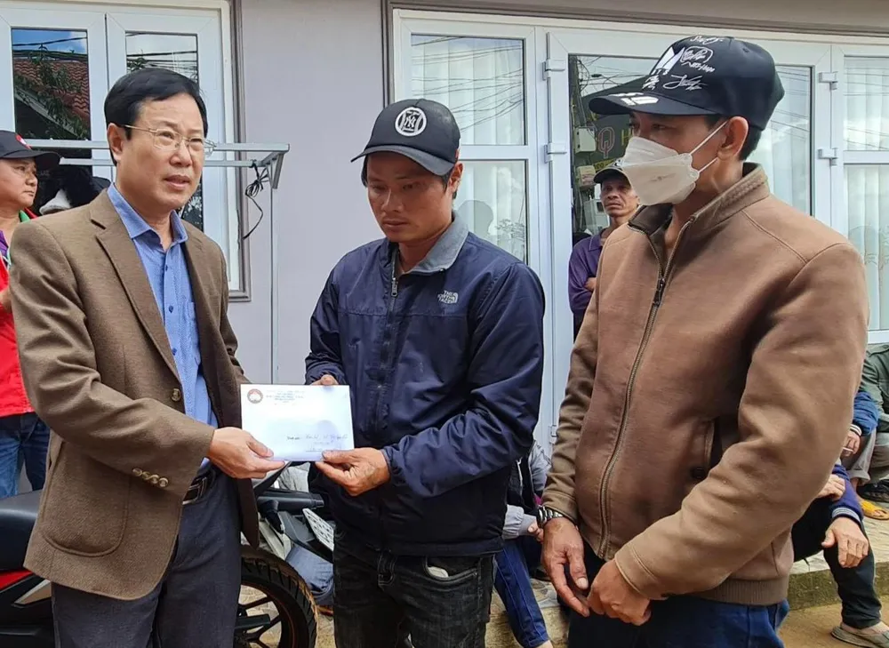 Ông Phạm Triều, Chủ tịch UB MTTQ Việt Nam tỉnh Lâm Đồng đến thăm và trích quỹ hỗ trợ 30 triệu đồng cho gia đình nạn nhân Ông Phạm Triều, Chủ tịch UB MTTQ Việt Nam tỉnh Lâm Đồng đến thăm và trích quỹ hỗ trợ 30 triệu đồng cho gia đình nạn nhân