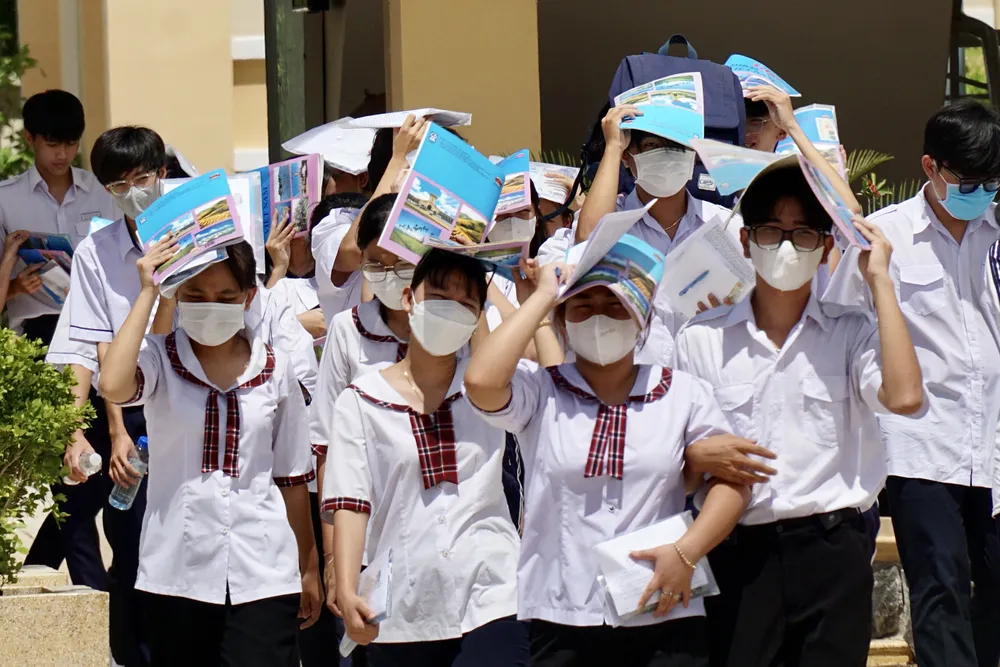 Tại điểm thi Trường THPT Bình Khánh (Cần Giờ, TPHCM), thí sinh ra về trong nắng nóng và được giải nhiệt bằng những ly nước mát của anh chị tình nguyện viên. Ảnh: HOÀNG HÙNG Tại điểm thi Trường THPT Bình Khánh (Cần Giờ, TPHCM), thí sinh ra về trong nắng nóng và được giải nhiệt bằng những ly nước mát của anh chị tình nguyện viên. Ảnh: HOÀNG HÙNG