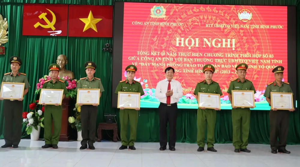 Phó Chủ tịch UBND tỉnh Bình Phước Trần Văn Mi tặng bằng khen cho các tập thể, cá nhân điển hình có nhiều đóng góp trong phong trào Toàn dân bảo vệ an ninh Tổ quốc