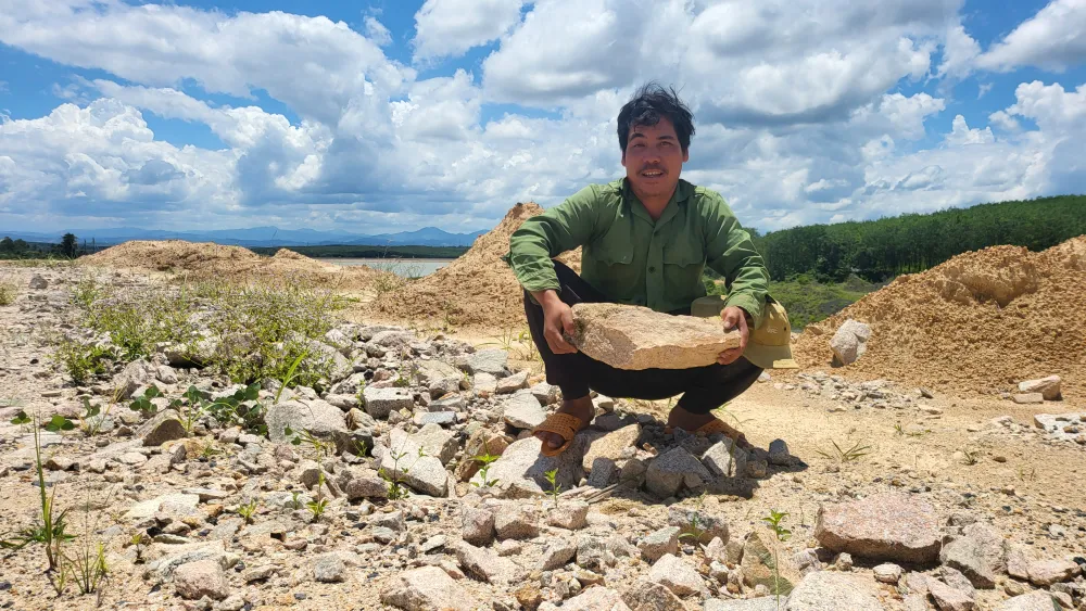Anh A Bảo bên khu đất mà công ty san lấp một phần nhưng bên trên toàn đá Anh A Bảo bên khu đất mà công ty san lấp một phần nhưng bên trên toàn đá
