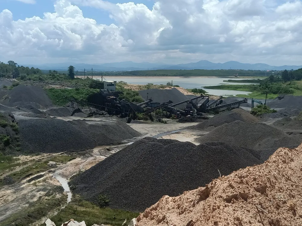 Mỏ đá của Công ty Sông Hồng không những gây tiếng ồn mà còn gây ô nhiễm môi trường Mỏ đá của Công ty Sông Hồng không những gây tiếng ồn mà còn gây ô nhiễm môi trường