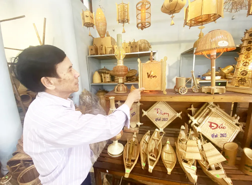 Những bàn tay khéo léo, sáng tạo của người dân làng mây tre Bao La đã tạo ra nhiều sản phẩm mới Những bàn tay khéo léo, sáng tạo của người dân làng mây tre Bao La đã tạo ra nhiều sản phẩm mới