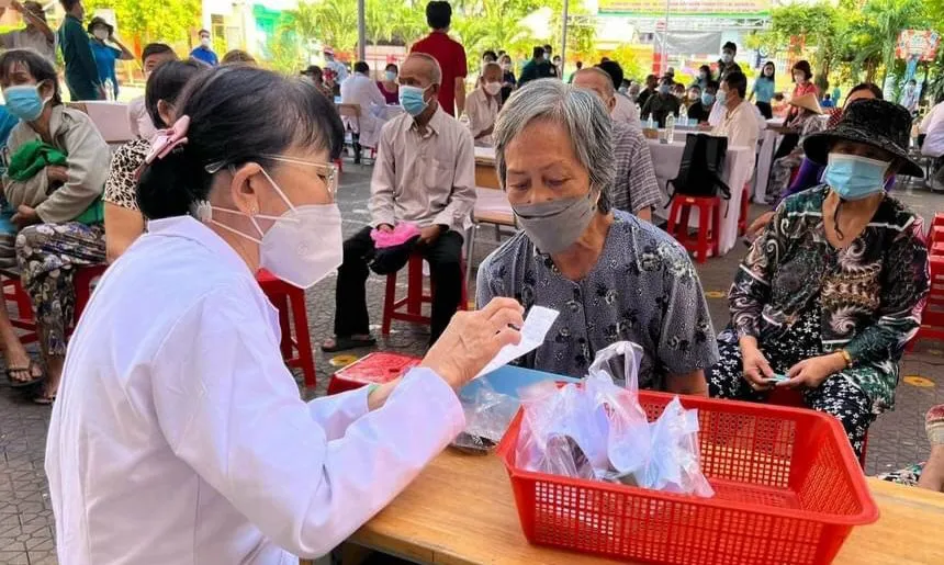 Nhóm thiện nguyện Từ Tâm và các đơn vị tổ chức khám chữa bệnh, phát thuốc và trao quà cho các hoàn cảnh khó khăn tại xã Bình Hưng Nhóm thiện nguyện Từ Tâm và các đơn vị tổ chức khám chữa bệnh, phát thuốc và trao quà cho các hoàn cảnh khó khăn tại xã Bình Hưng