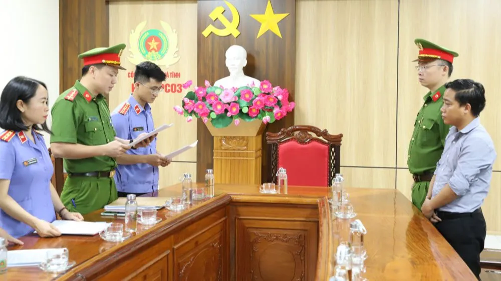 Cơ quan điều tra đọc quyết định khởi tố bị can Bùi Ngọc Ánh Cơ quan điều tra đọc quyết định khởi tố bị can Bùi Ngọc Ánh