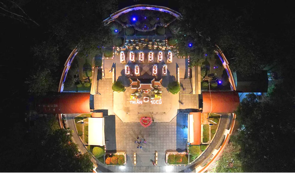 Thắp nến tri ân tại khu mộ 10 Nữ anh hùng liệt sĩ thanh niên xung phong Ngã ba Đồng Lộc, Hà Tĩnh