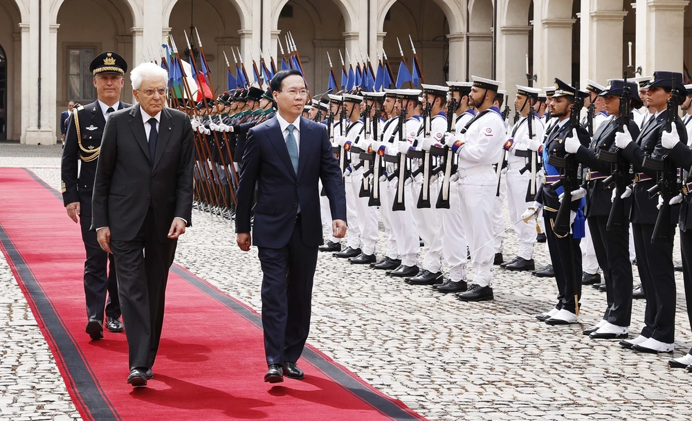 Chủ tịch nước Võ Văn Thưởng và Tổng thống Italy Sergio Mattarella duyệt đội danh dự tại lễ đón chính thức. Ảnh: TTXVN 