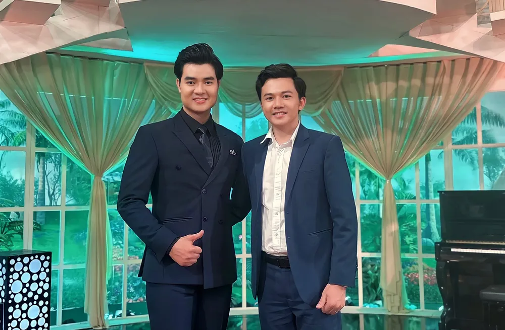 Ca khúc &quot;Làng bên sông&quot; do ca sĩ Đào Mác thể hiện và nhạc sĩ Bá Hùng sáng tác