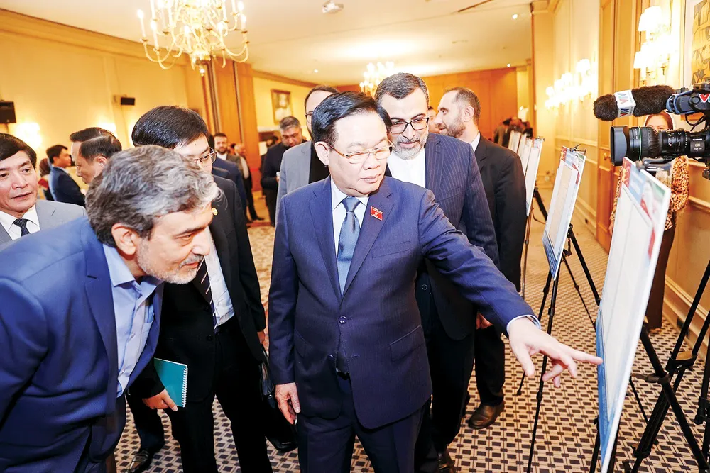 Chủ tịch Quốc hội Vương Đình Huệ tham quan triển lãm về quan hệ song phương Việt Nam - Iran. Ảnh: TTXVN